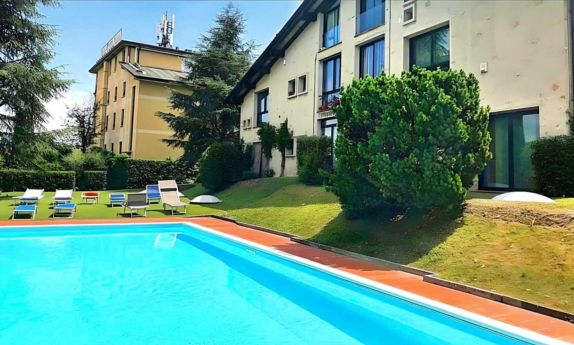 Desenzanoloft Official Partner Marriott Homes & Villas - Swarovski Family Apartment With Pool Desenzano del Garda Exterior photo